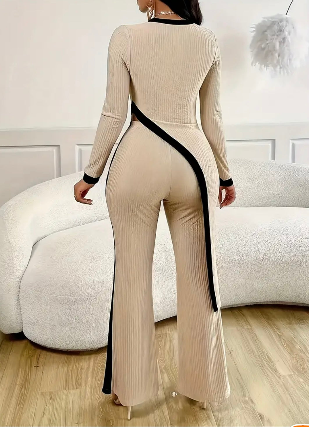 Tuta Elegante da Donna con T-Shirt Asimmetrica e Pantaloni a Zampa – Look Chic per Primavera e Autunno