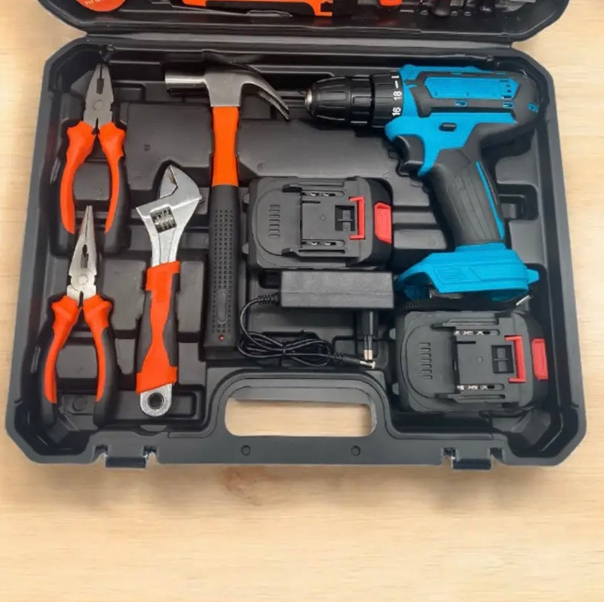 Kit Valigetta Attrezzi da 100 Pezzi – Tutto il Necessario per Riparazioni Domestiche e Auto