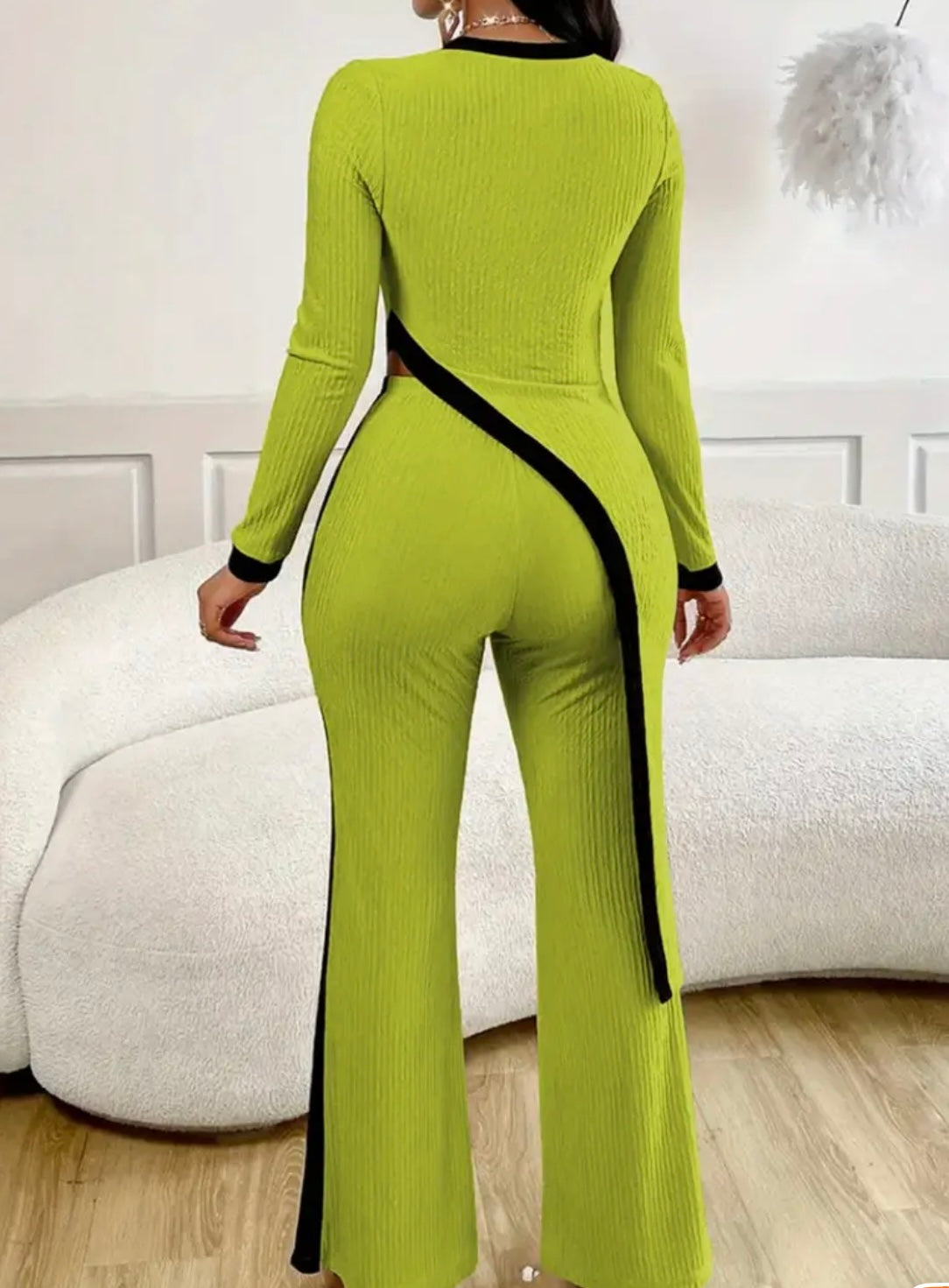 Tuta Elegante da Donna con T-Shirt Asimmetrica e Pantaloni a Zampa – Look Chic per Primavera e Autunno