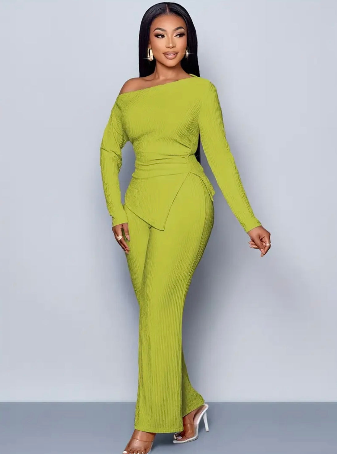 Completo da Donna con Colletto Asimmetrico e Pantaloni a Campana – Eleganza Moderna e Dettagli di Stile