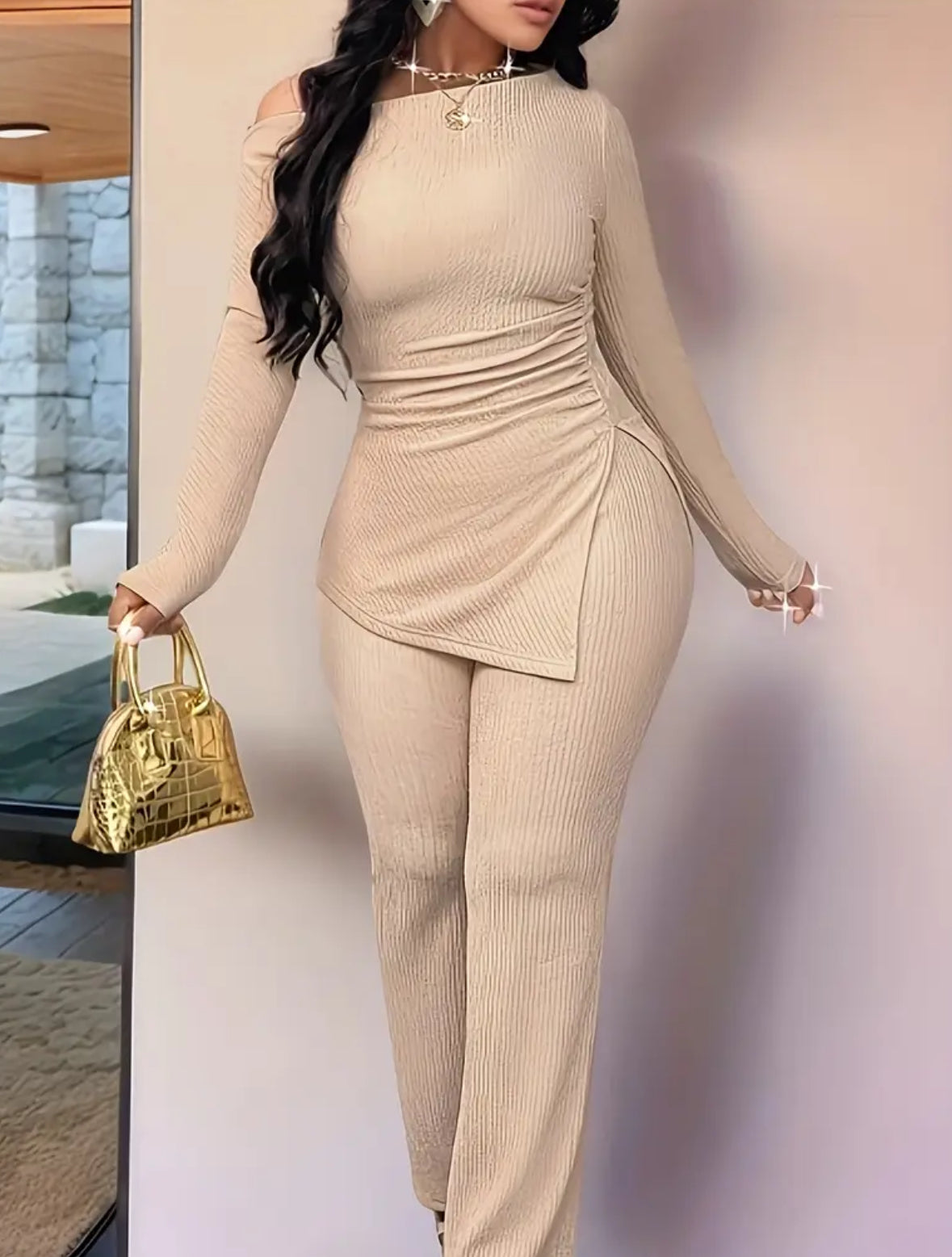 Completo da Donna con Colletto Asimmetrico e Pantaloni a Campana – Eleganza Moderna e Dettagli di Stile