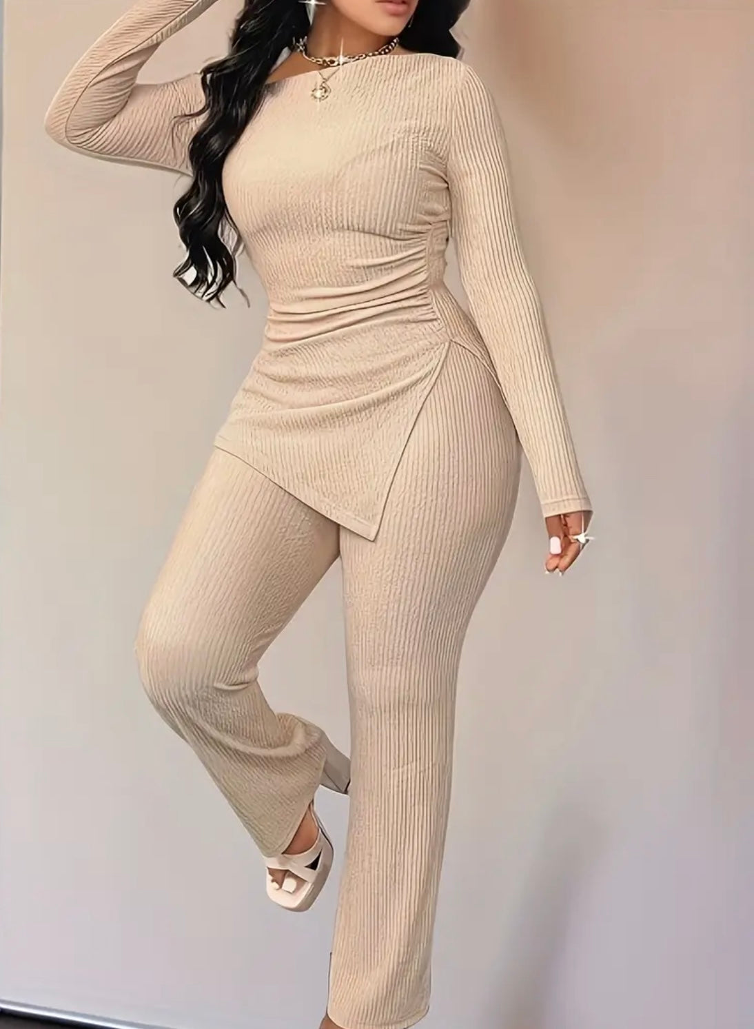 Completo da Donna con Colletto Asimmetrico e Pantaloni a Campana – Eleganza Moderna e Dettagli di Stile