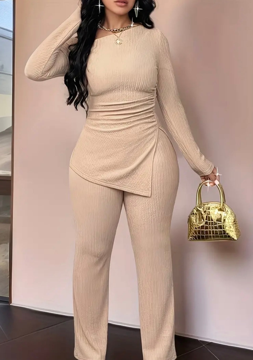 Completo da Donna con Colletto Asimmetrico e Pantaloni a Campana – Eleganza Moderna e Dettagli di Stile