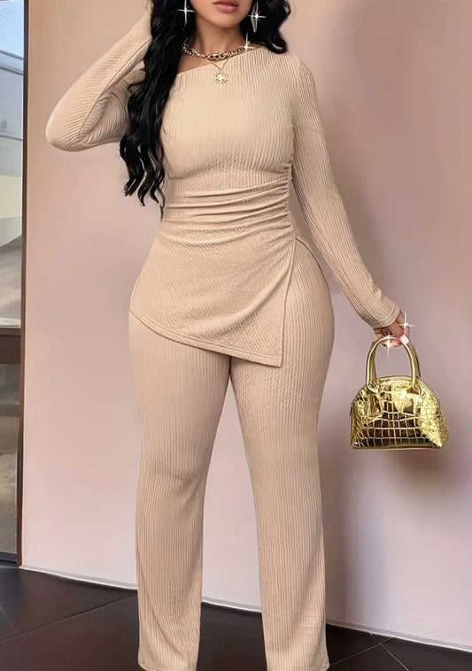 Completo da Donna con Colletto Asimmetrico e Pantaloni a Campana – Eleganza Moderna e Dettagli di Stile