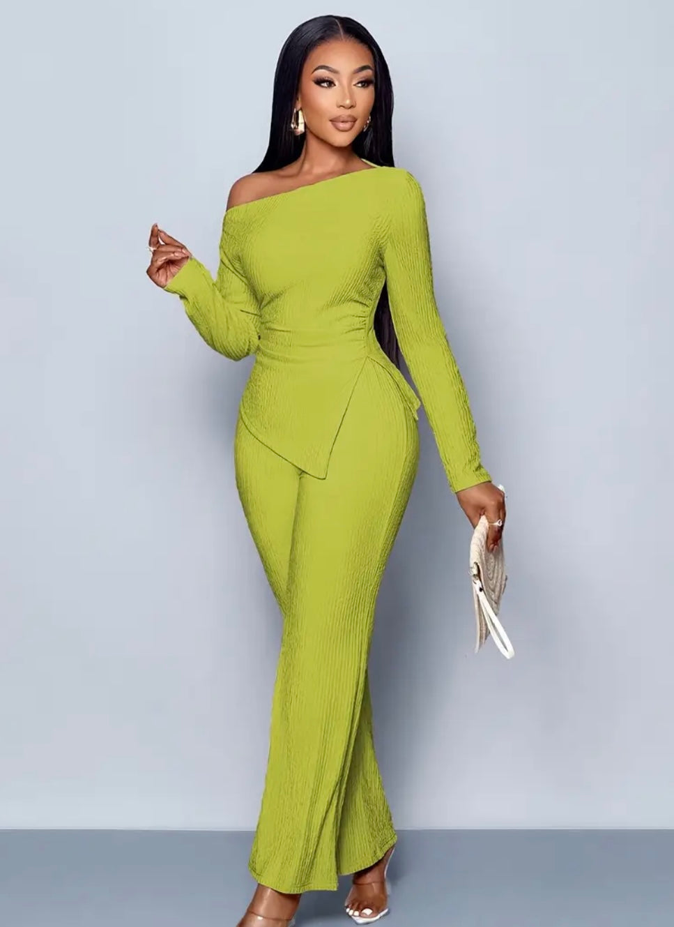 Completo da Donna con Colletto Asimmetrico e Pantaloni a Campana – Eleganza Moderna e Dettagli di Stile