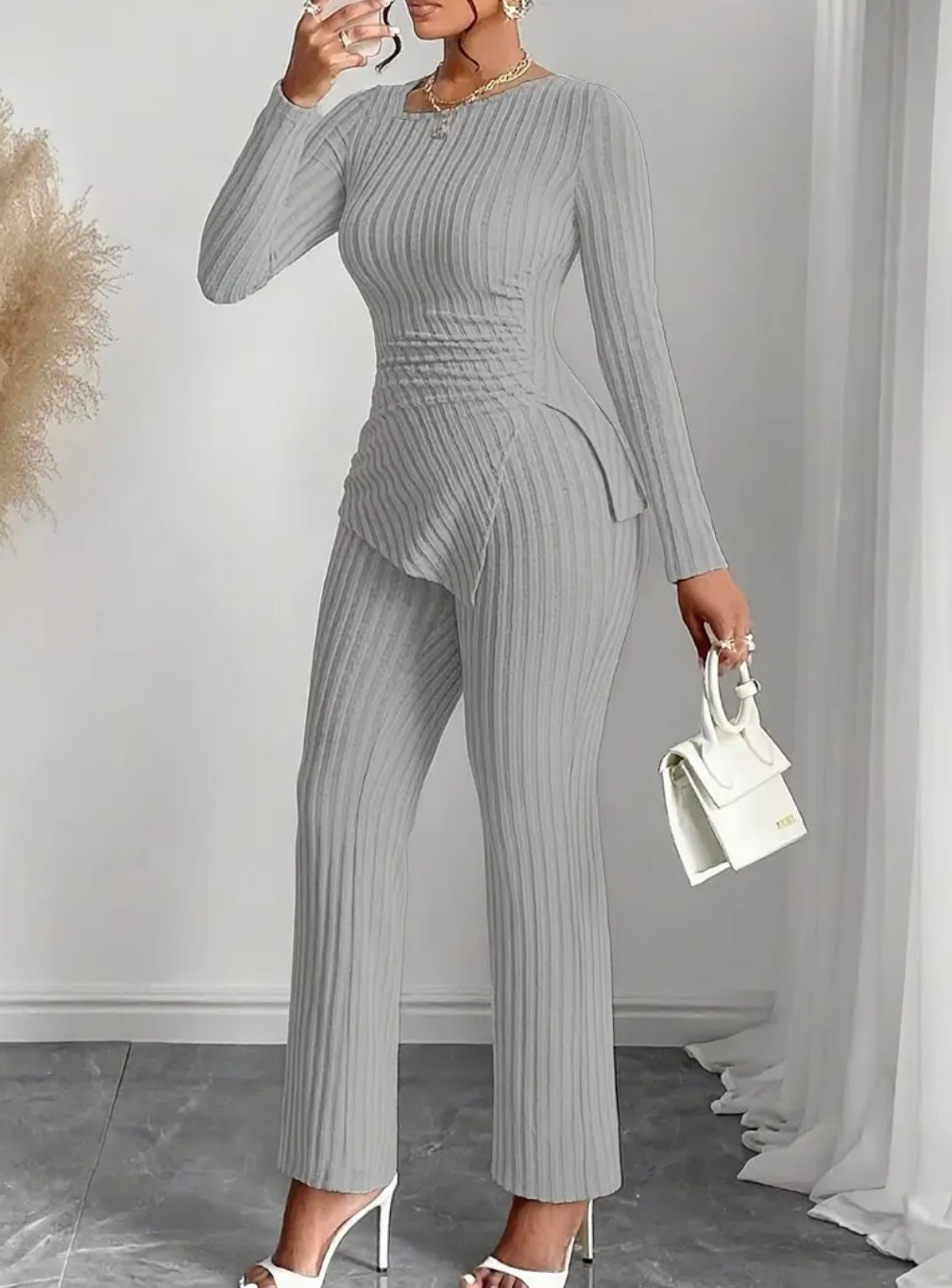 Completo da Donna con Colletto Asimmetrico e Pantaloni a Campana – Eleganza Moderna e Dettagli di Stile