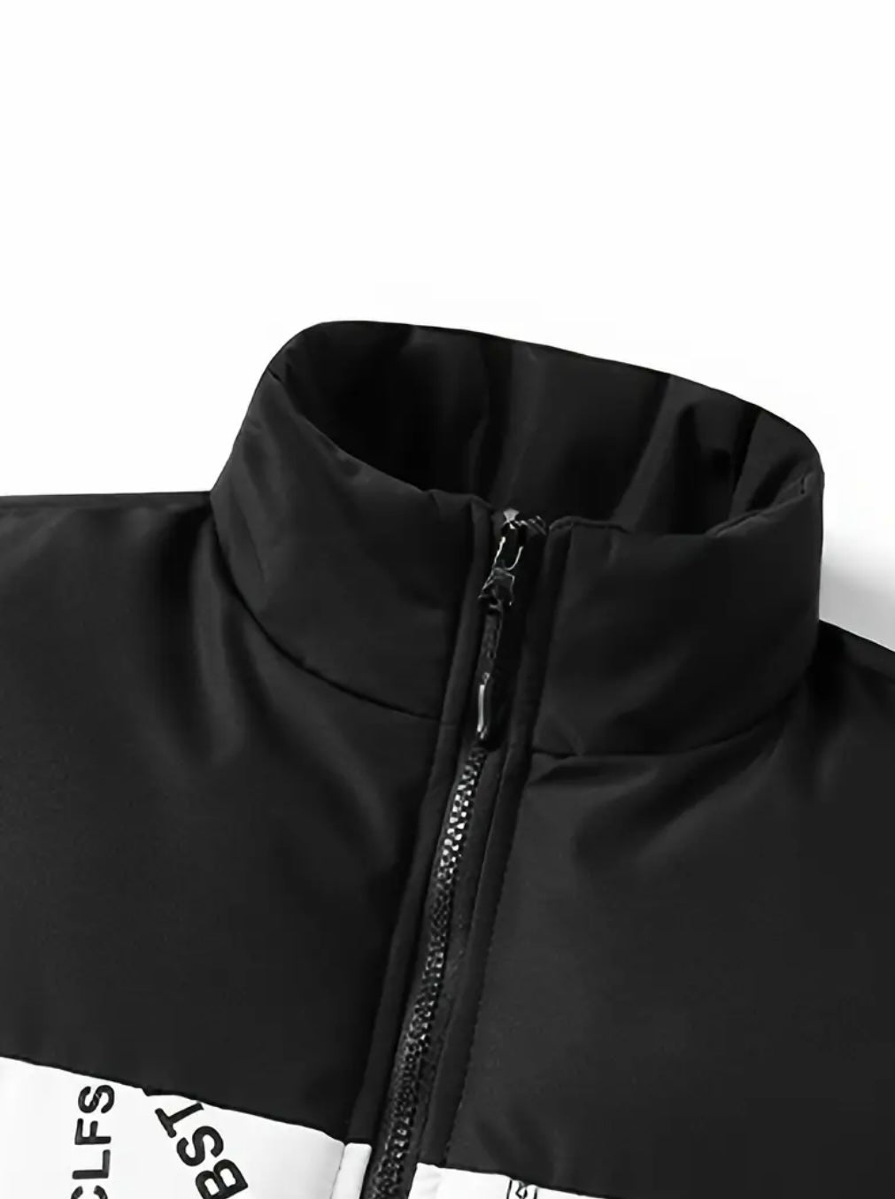 Gilet Bianco da Uomo con Collo Alto – Eleganza Moderna e Versatilità