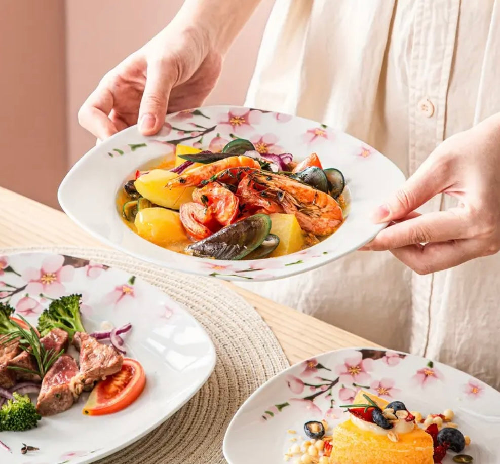Eleganza floreale: set di piatti in porcellana da 30 pezzi