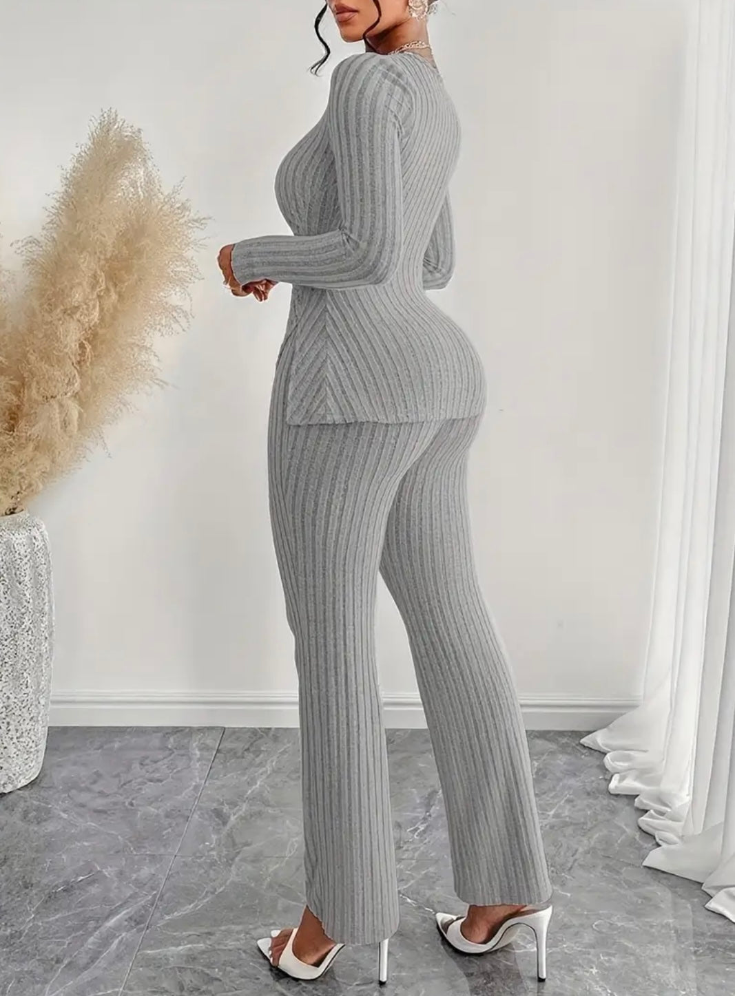 Completo da Donna con Colletto Asimmetrico e Pantaloni a Campana – Eleganza Moderna e Dettagli di Stile