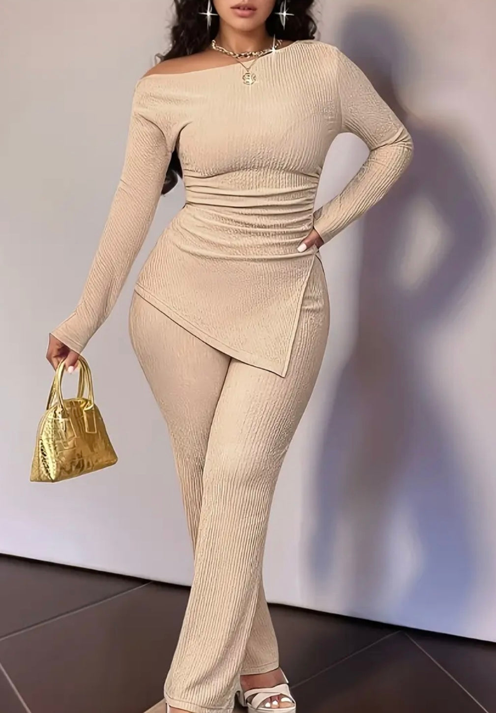 Completo da Donna con Colletto Asimmetrico e Pantaloni a Campana – Eleganza Moderna e Dettagli di Stile