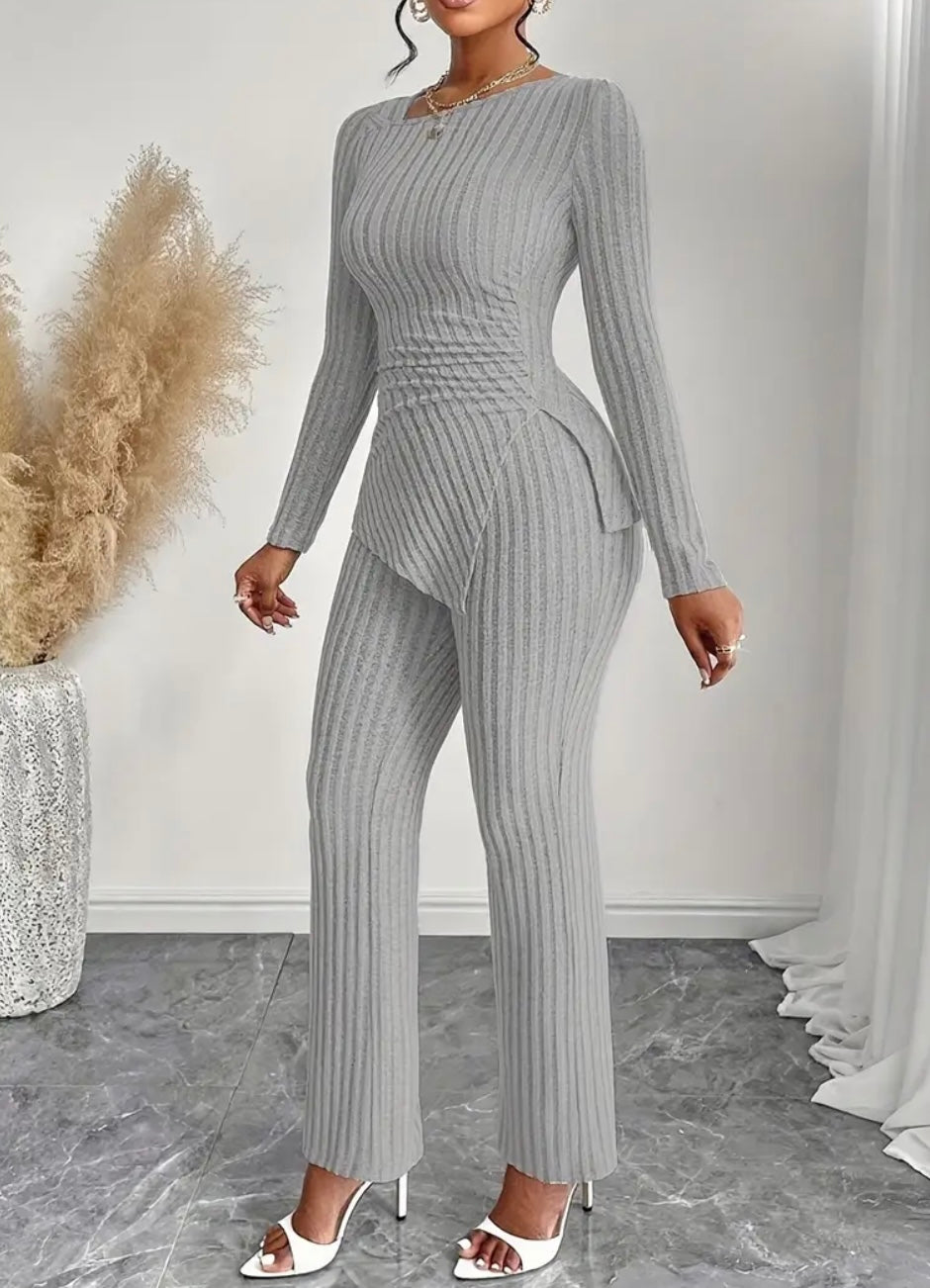 Completo da Donna con Colletto Asimmetrico e Pantaloni a Campana – Eleganza Moderna e Dettagli di Stile