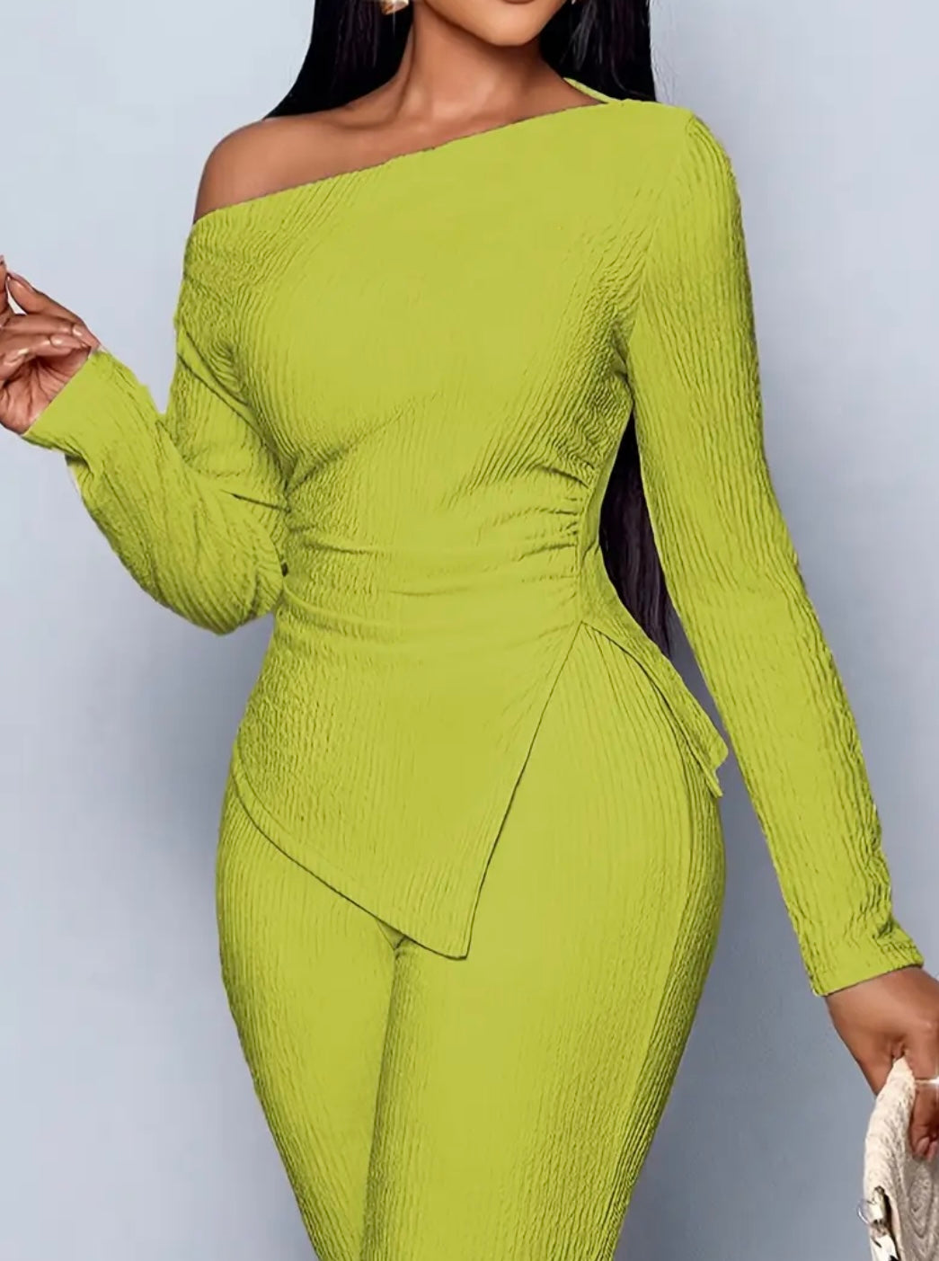 Completo da Donna con Colletto Asimmetrico e Pantaloni a Campana – Eleganza Moderna e Dettagli di Stile